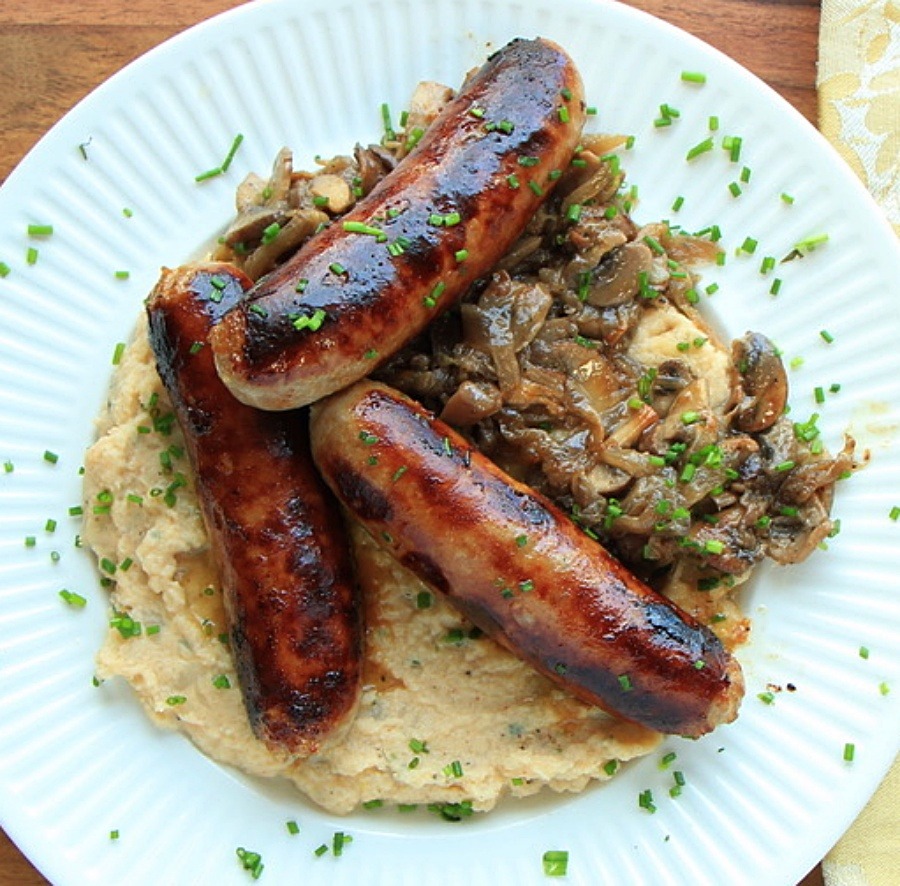 Cauliflower mash with sausage, onions and mushrooms