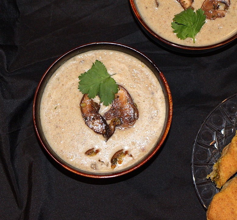 Creamy leek and mushroom soup