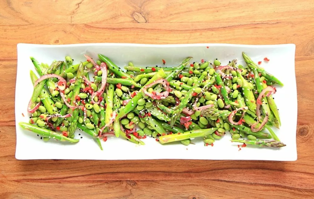 Crunchy asparagus and edamame salad