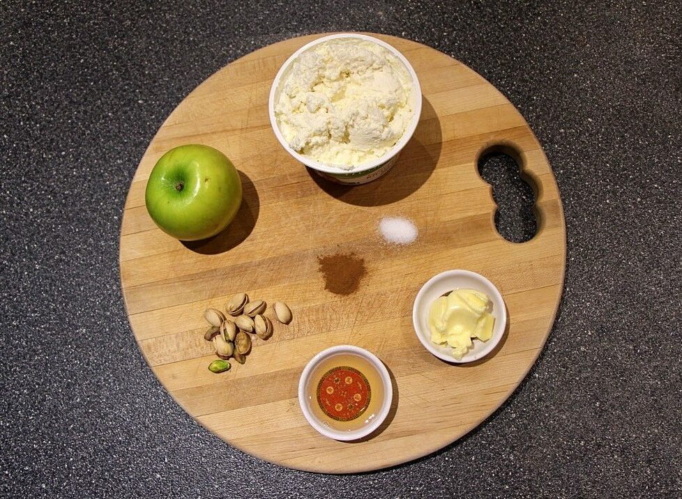 Ingredients for apple pie toast