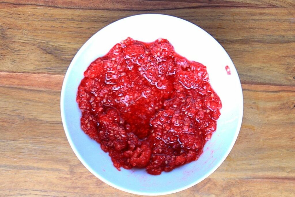 Raspberries for healthy oatmeal breakfast tarts