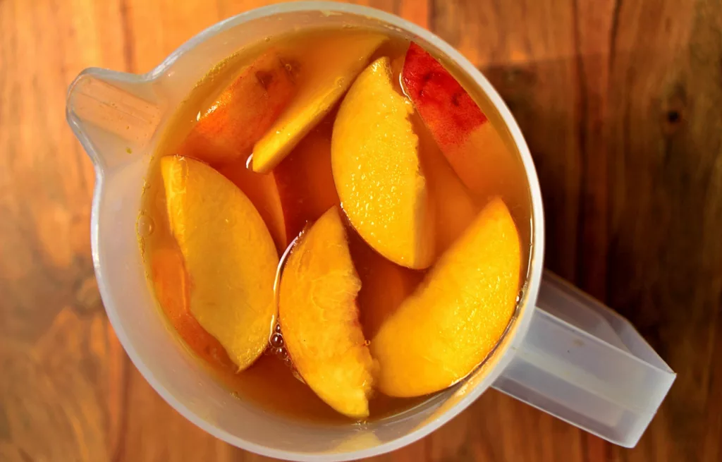 Peaches in tea