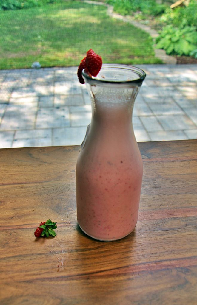 Strawberry cheesecake smoothie in a jar
