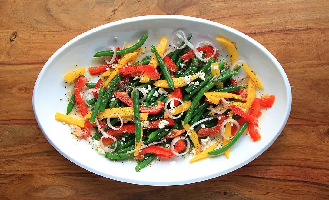 Green bean and mango salad