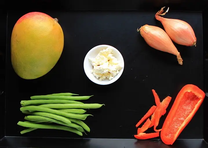 Ingredients for green bean and mango salad