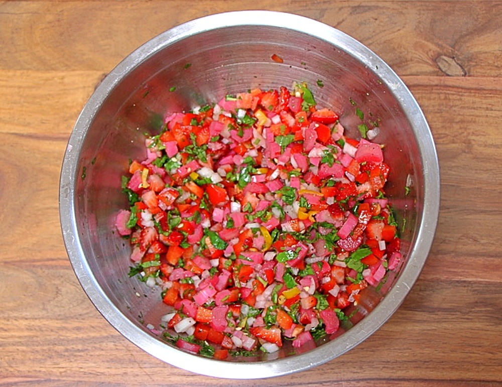 Rhubarb salsa in bowl