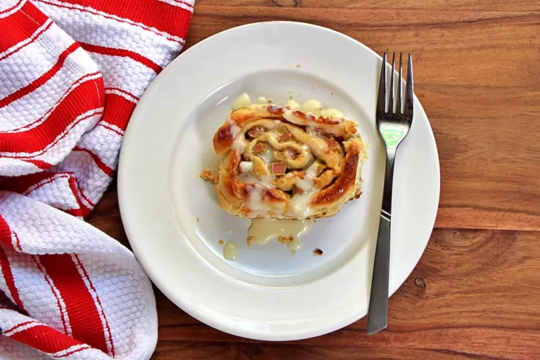 Scrumptious Rhubarb Buns