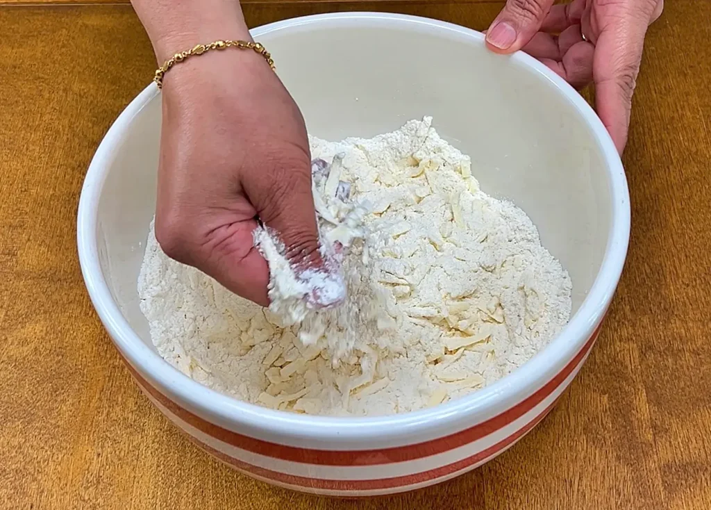 Strawberry scones flour pinching method